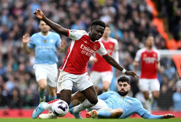 Arsenal cần Michael Faye từ Barcelona