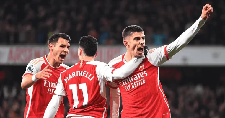 
Câu lạc bộ bóng đá Arsenal, có biệt danh là "Pháo thủ" (The Gunners), được thành lập vào năm 1886 dưới tên gọi Dial Square và là một trong những câu lạc bộ lâu đời và thành công nhất tại Anh. Arsenal có trụ sở tại Bắc London và chơi trên sân nhà Emirates Stadium từ năm 2006, sau khi chuyển từ Highbury. Câu lạc bộ đã giành được số lượng lớn danh hiệu trong nước, bao gồm 13 lần vô địch giải Ngoại hạng Anh và 14 lần chiến thắng tại FA Cup, là kỷ lục. Dưới sự quản lý của Arsène Wenger từ năm 1996 đến 2018, Arsenal nổi tiếng với lối chơi bóng đá tấn công mạch lạc và là câu lạc bộ Anh đầu tiên hoàn thành mùa giải giải Ngoại hạng mà không thua trận (mùa giải 2003-2004). Arsenal cũng có một lịch sử dài hạn trong các cuộc thi châu Âu và là một phần của cộng đồng bóng đá toàn cầu với một lượng lớn người hâm mộ trên khắp thế giới.